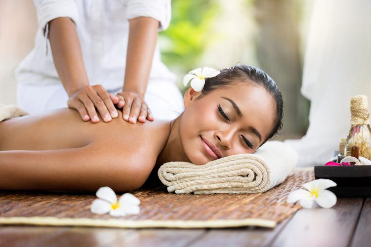 Pijat Panggilan Batam Kota Batam Kepulauan Riau (Putri SPA). Setiap orang membutuhkan waktu untuk beristirahat dari rutinitas yang padat, termasuk Anda yang tinggal atau sedang berada di Batam. Putri Spa hadir untuk memberikan kenyamanan dan relaksasi tanpa harus keluar rumah. Dengan layanan pijat profesional yang bisa dipesan kapan
